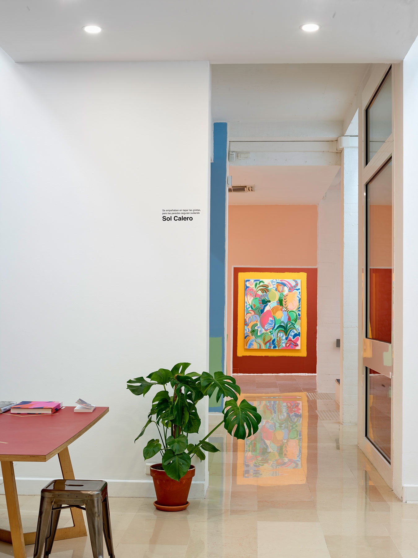 Se empe&ntilde;aban en tapar las grietas, pero las paredes segu&iacute;an sudando - Galerie CrèveCoeur