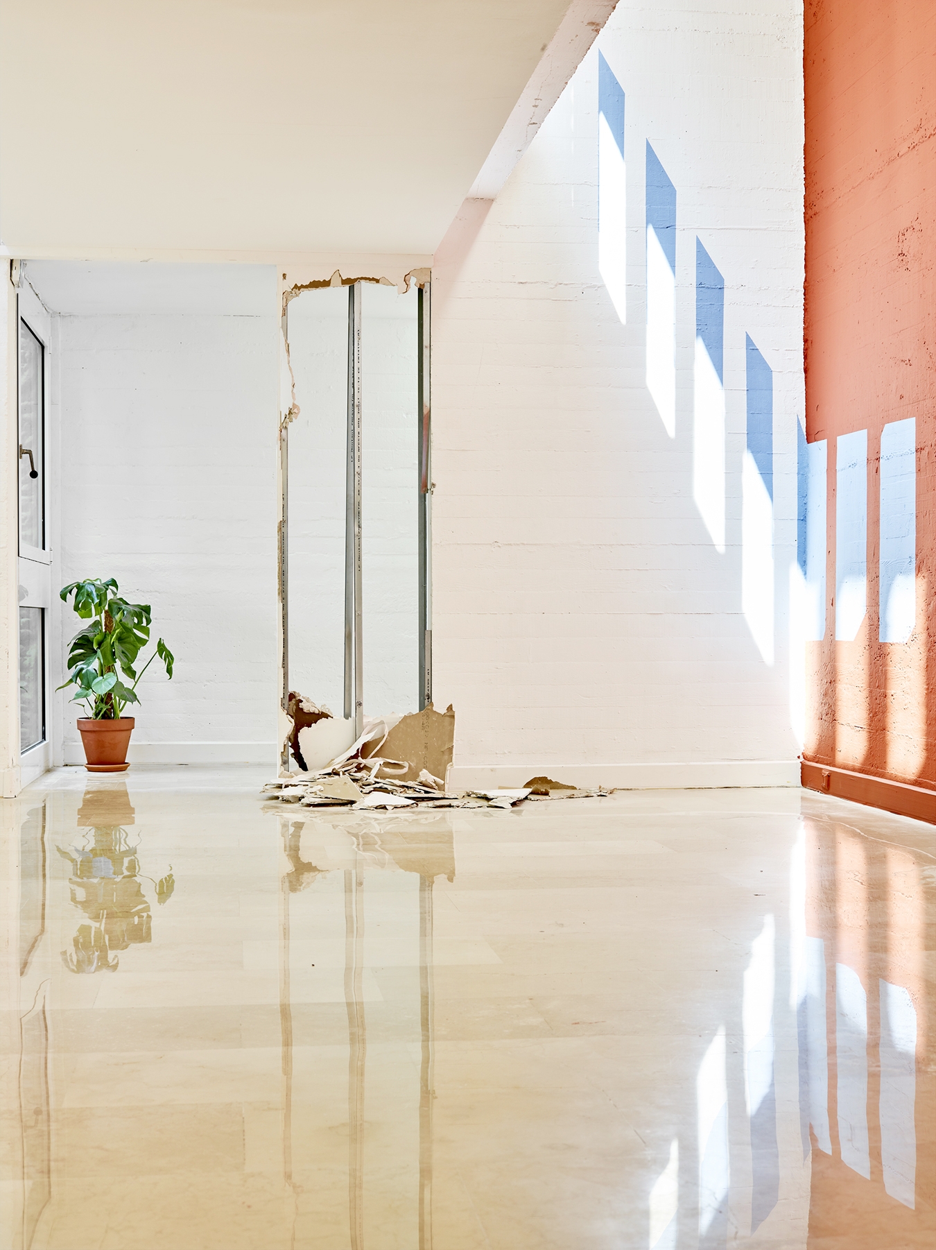 Se empe&ntilde;aban en tapar las grietas, pero las paredes segu&iacute;an sudando - Galerie CrèveCoeur