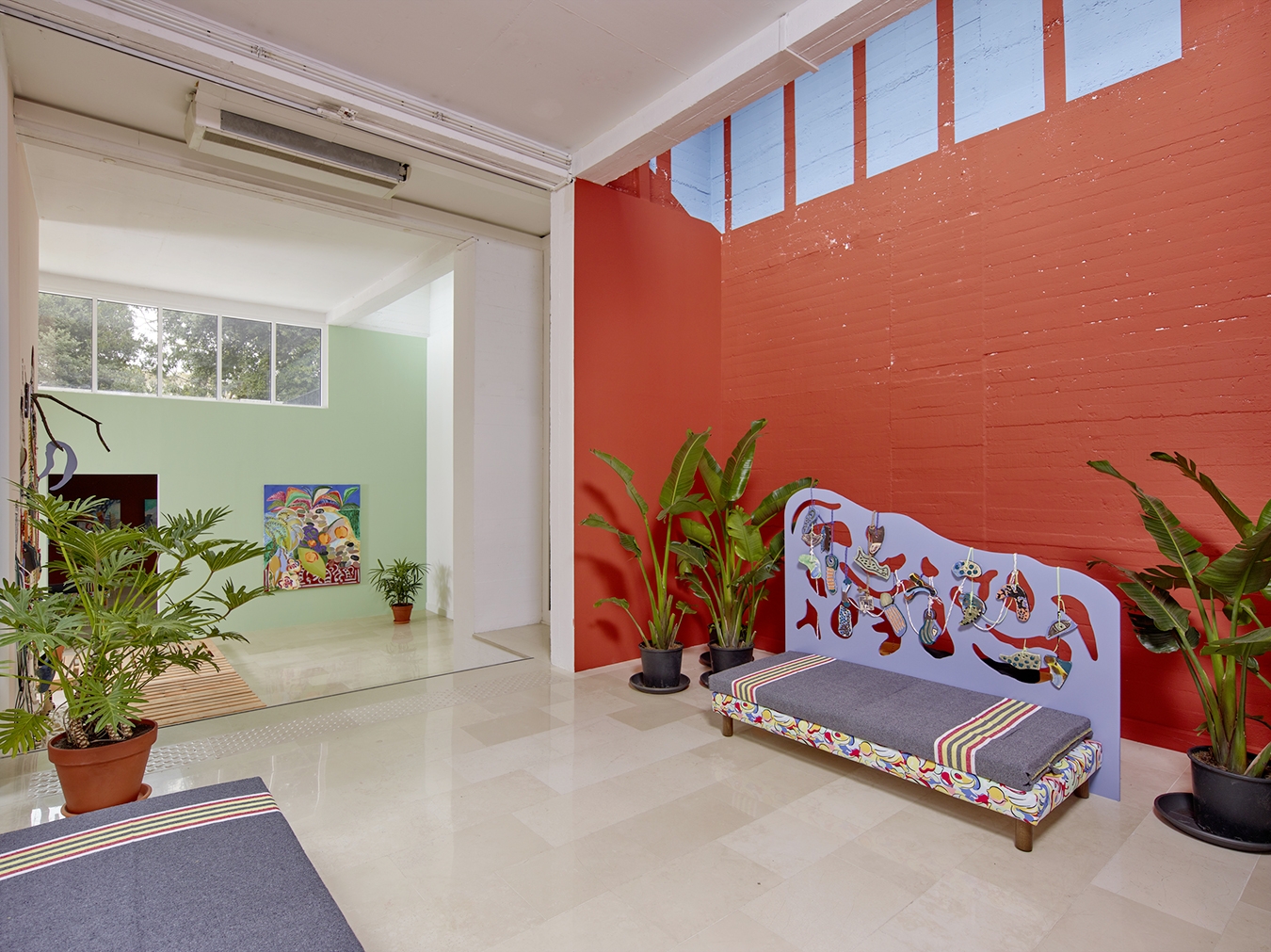 Se empe&ntilde;aban en tapar las grietas, pero las paredes segu&iacute;an sudando - Galerie CrèveCoeur