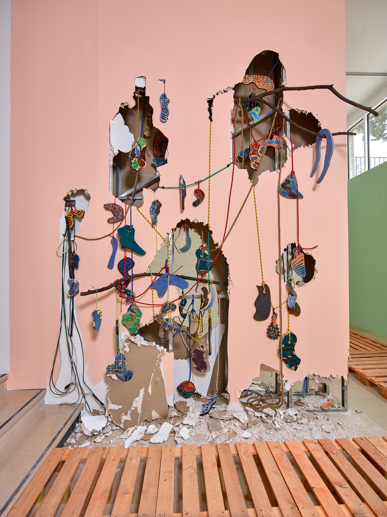 Se empe&ntilde;aban en tapar las grietas, pero las paredes segu&iacute;an sudando - Galerie CrèveCoeur