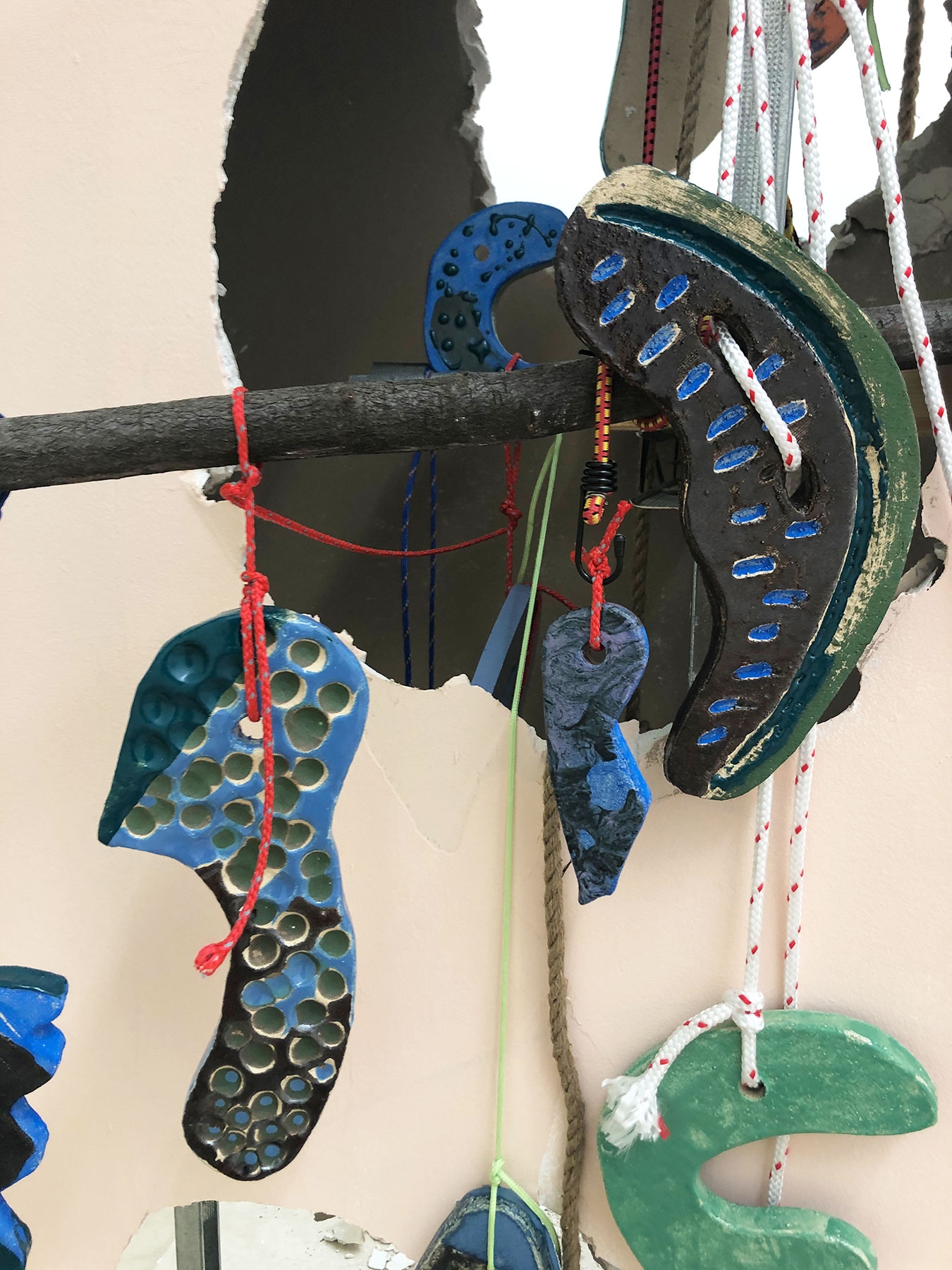 Se empe&ntilde;aban en tapar las grietas, pero las paredes segu&iacute;an sudando - Galerie CrèveCoeur